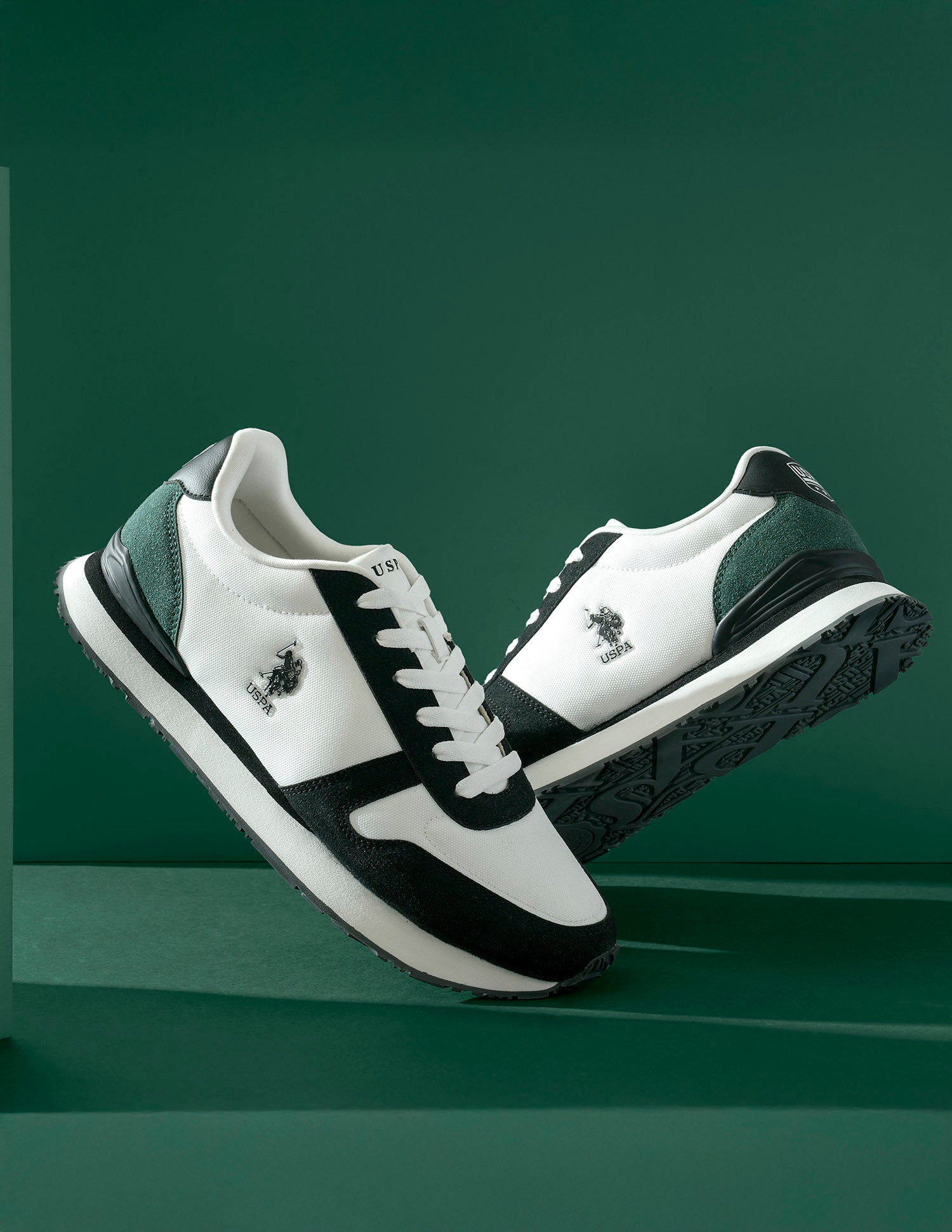 Men Tregon Colourblocked Sneakers