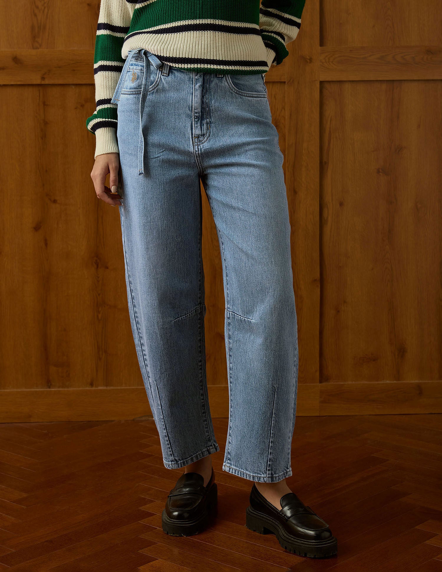 Mid Rise Barrel Fit Jeans