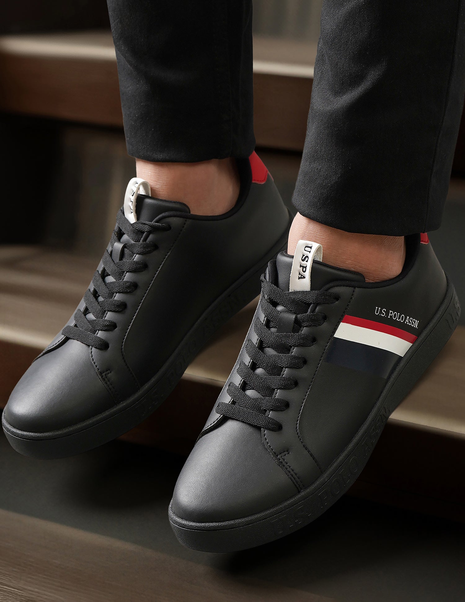 Men Ferro Solid Sneakers